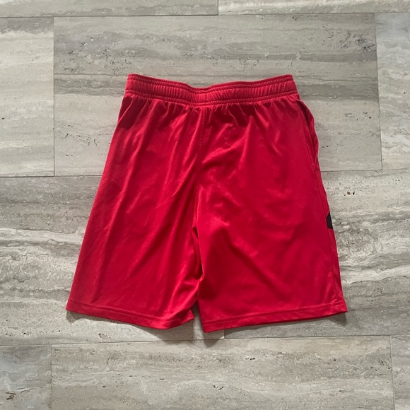 Boys Under Armour Red Prototype 2.0 Logo Shorts - Picture 3 of 5